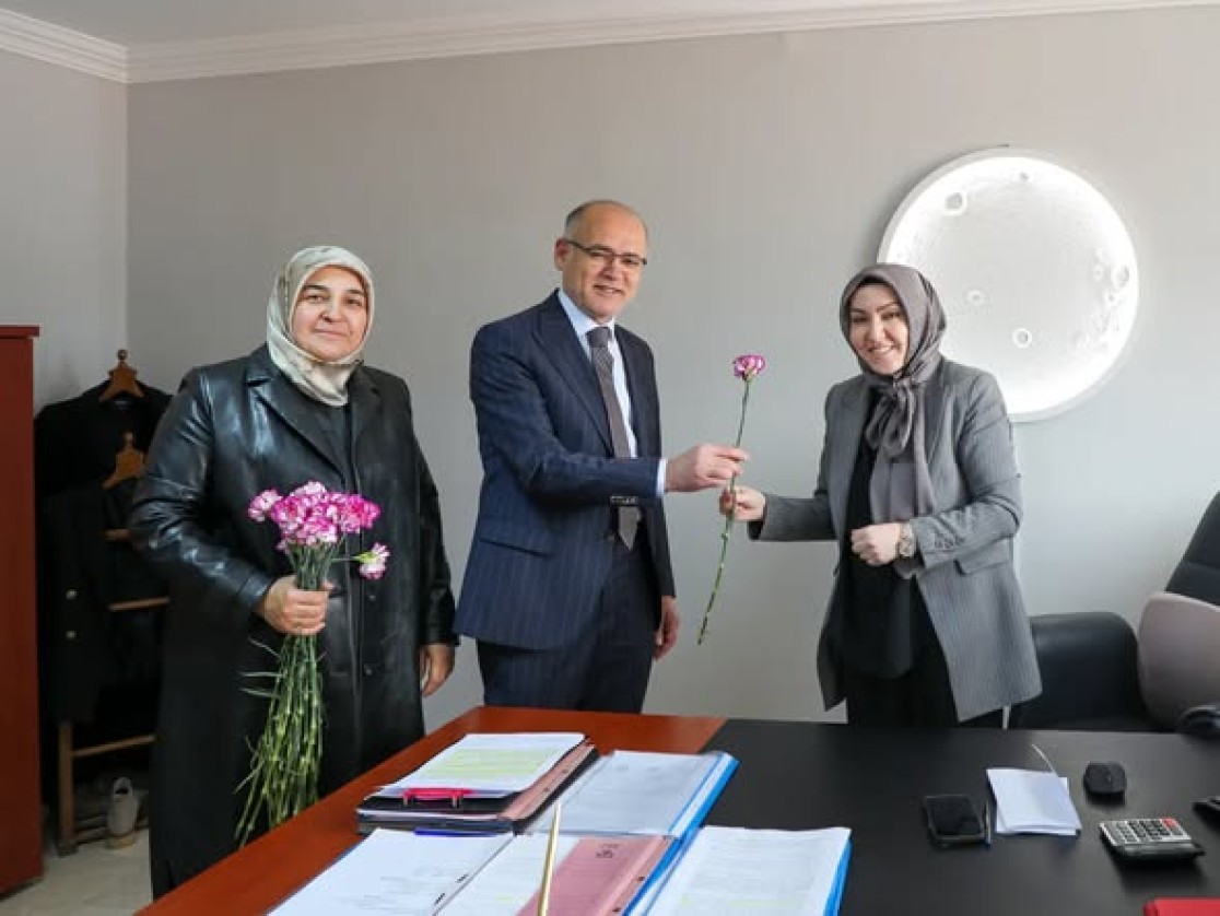 Hayatın her alanında emeği, sevgisi ve fedakârlığıyla dünyamızı güzelleştiren tüm kadınların 8 Mart Dünya Kadınlar Günü kutlu olsun.