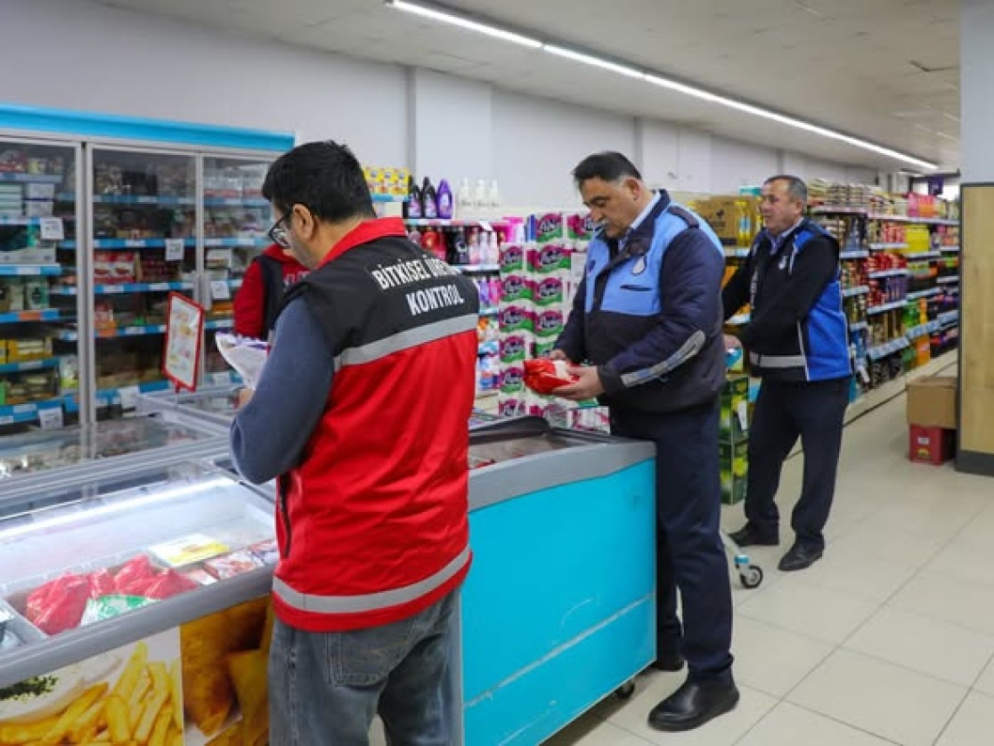 Ramazan Bayramı öncesinde, Belediyemiz Zabıta Müdürlüğü ile İlçe Tarım Müdürlüğü ekiplerimiz tarafından ilçemizde faaliyet gösteren marketlerde kapsamlı denetimler gerçekleştirildi.